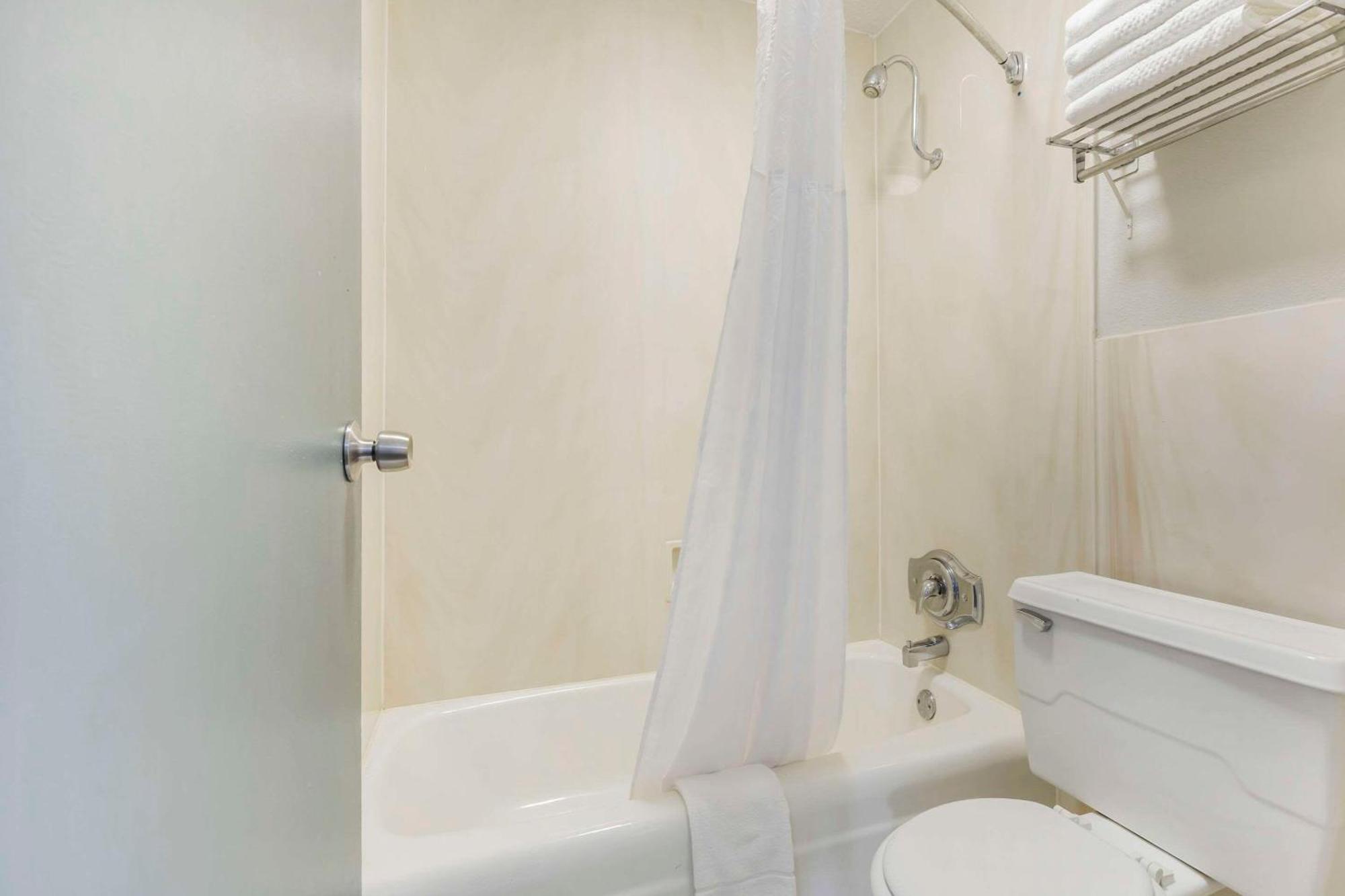 Quality Inn & Suites Санті Екстер'єр фото